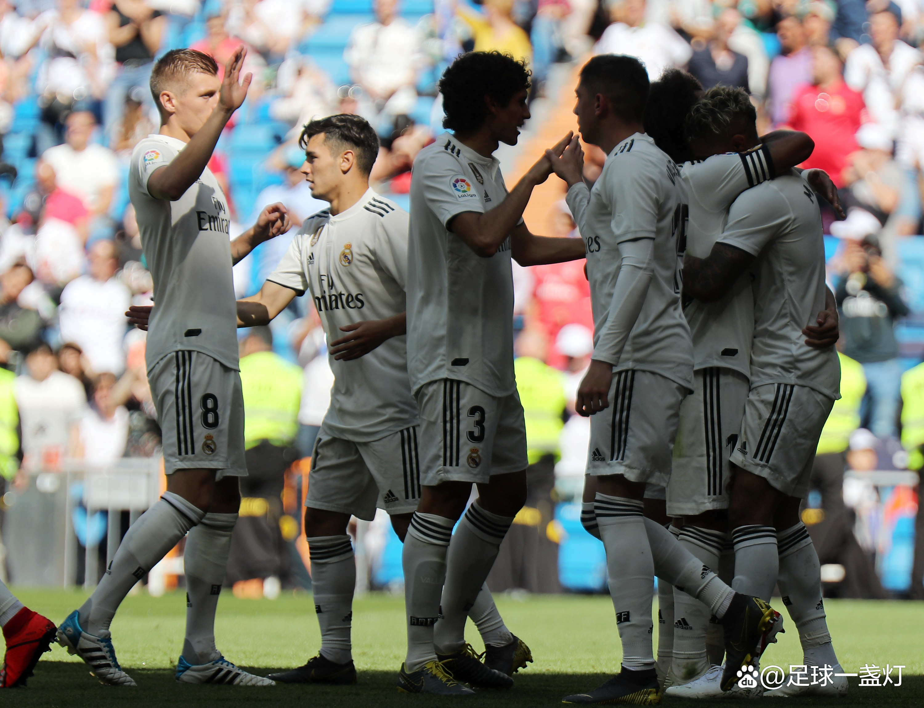 赛前社区盾焦点战；比利亚雷亚尔回应争议；球迷炸锅；控场能力受关注的简单介绍