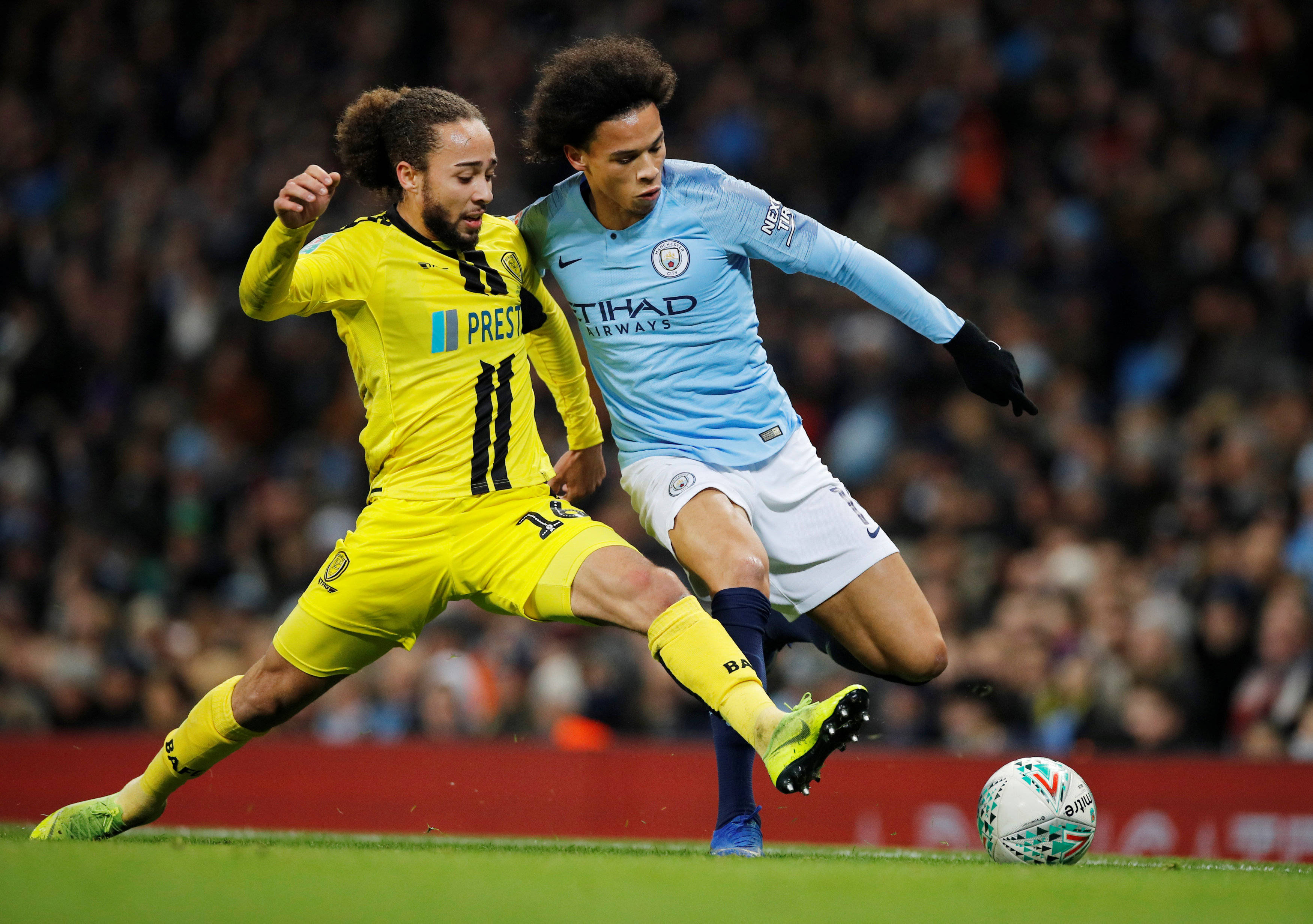 赛前社区盾焦点战；比利亚雷亚尔回应争议；球迷炸锅；控场能力受关注的简单介绍