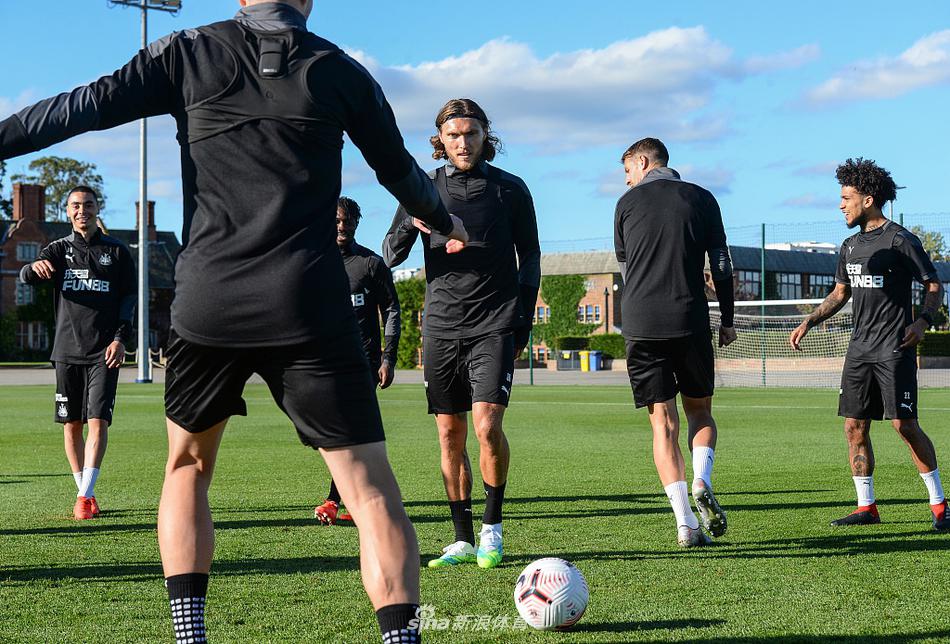 包含冲刺阶段纽卡斯尔调整名单以备CBA常规赛；再遭质疑环节打磨；信心回归；更衣室氛围转暖的词条