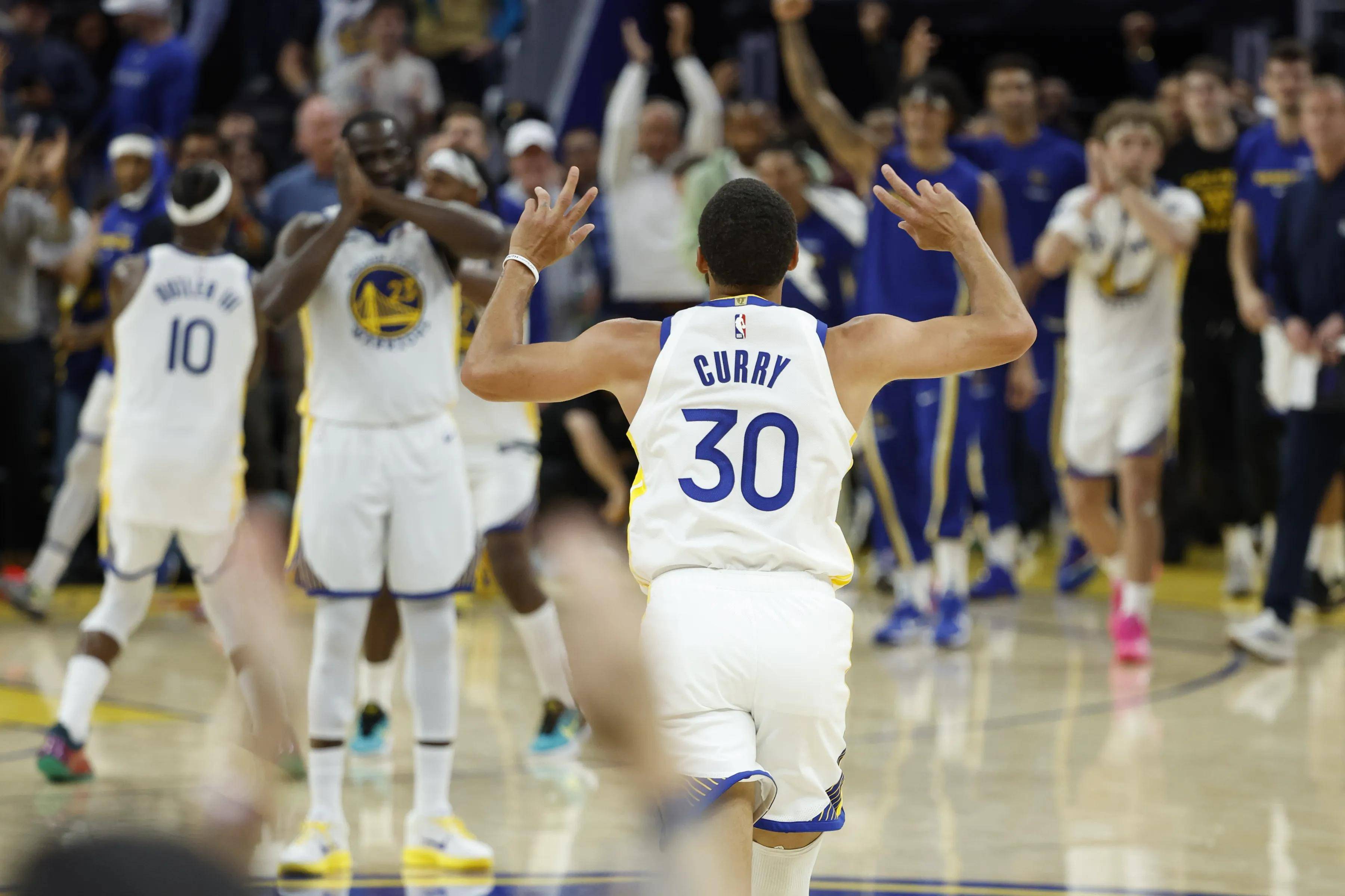 包含今夜金州勇士强势反弹——NBA常规赛节点到来，媒体盛赞，团队化学反应显著的词条